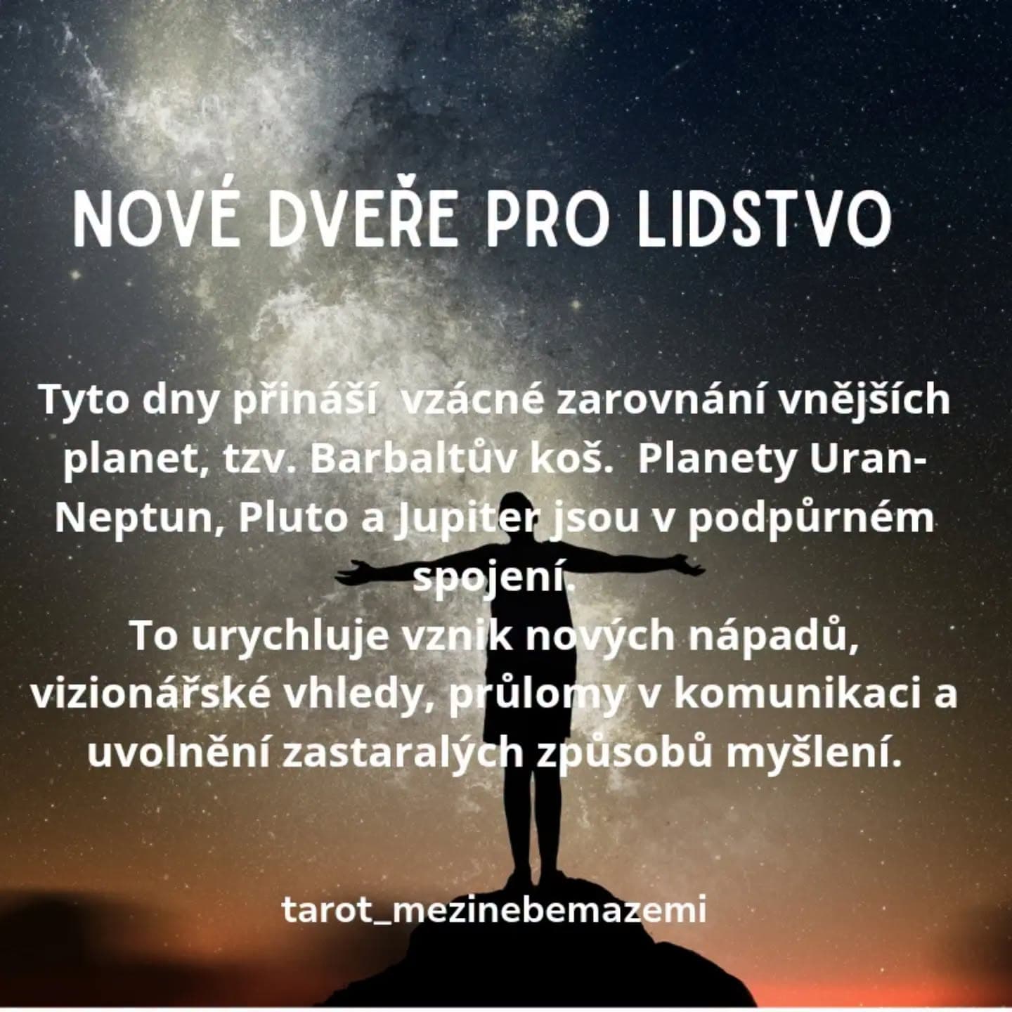 Noční obloha s Mléčnou dráhou a silueta člověka s rozpaženýma rukama