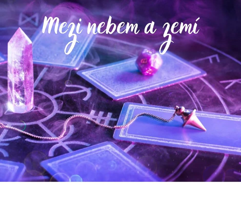 Tarotové karty, krystal a kyvadlo na kruhu s astrologickými symboly